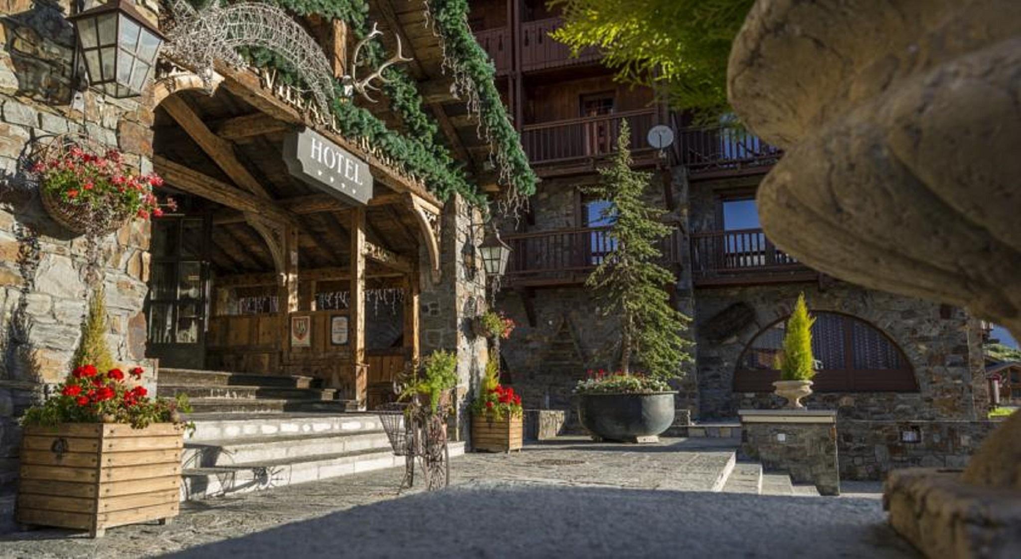 Hotel Village Montana By Les Etincelles Тин Екстериор снимка