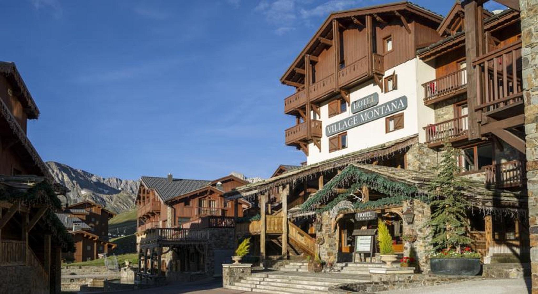 Hotel Village Montana By Les Etincelles Тин Екстериор снимка