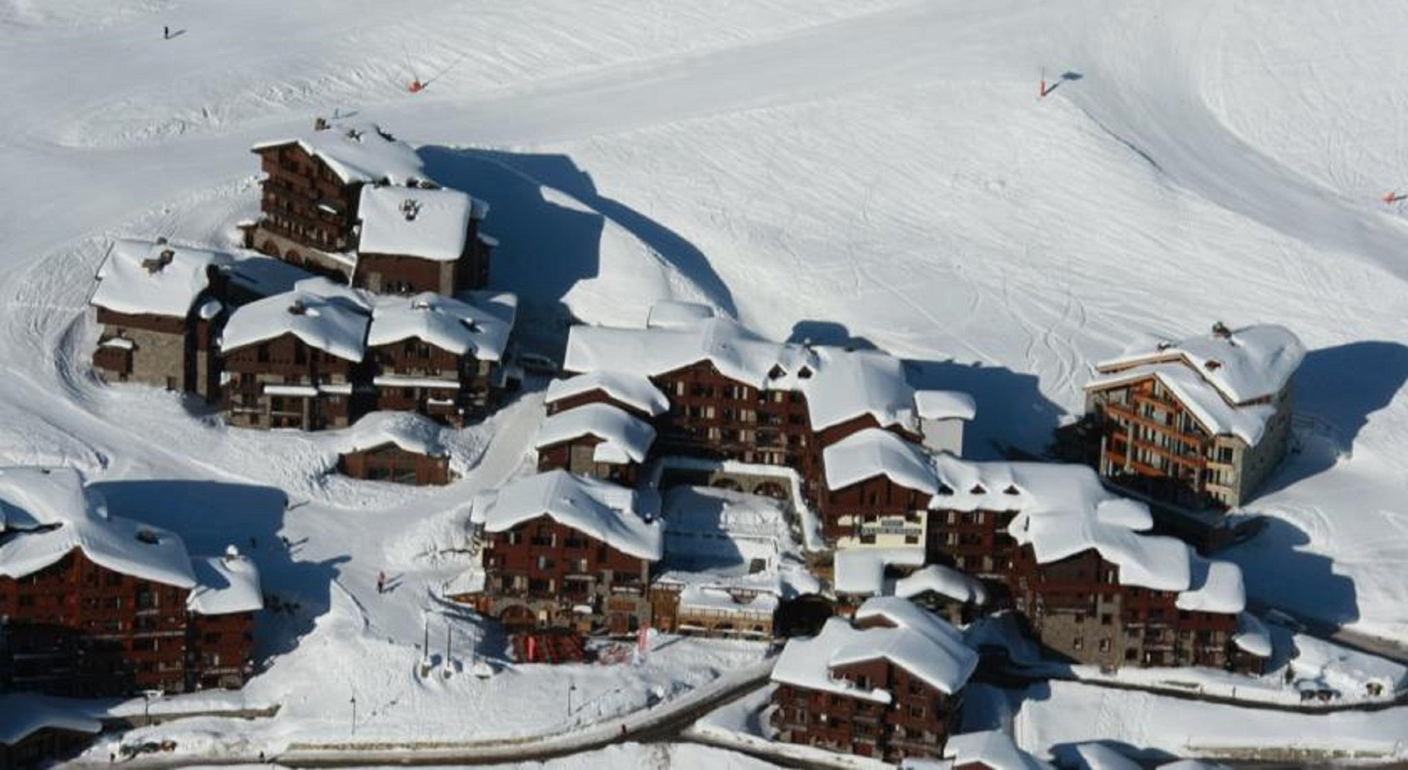 Hotel Village Montana By Les Etincelles Тин Екстериор снимка