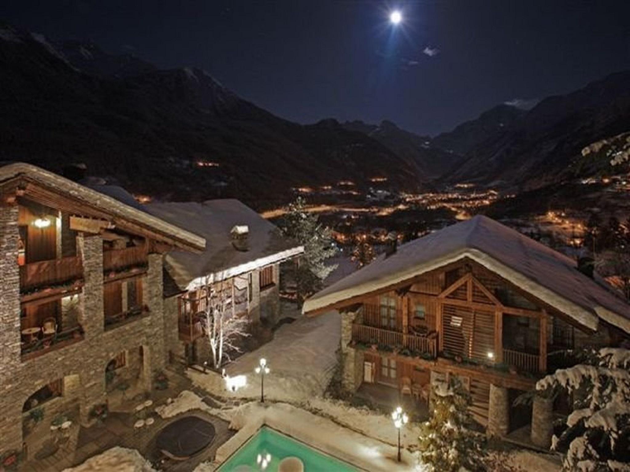 Hotel Village Montana By Les Etincelles Тин Екстериор снимка